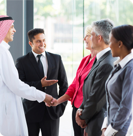 Profissionais apertando as mãos em reunião.